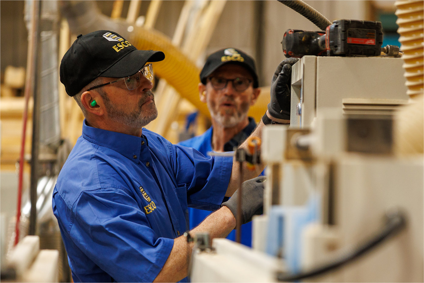 equipe et usine - Esco Distribution montagny